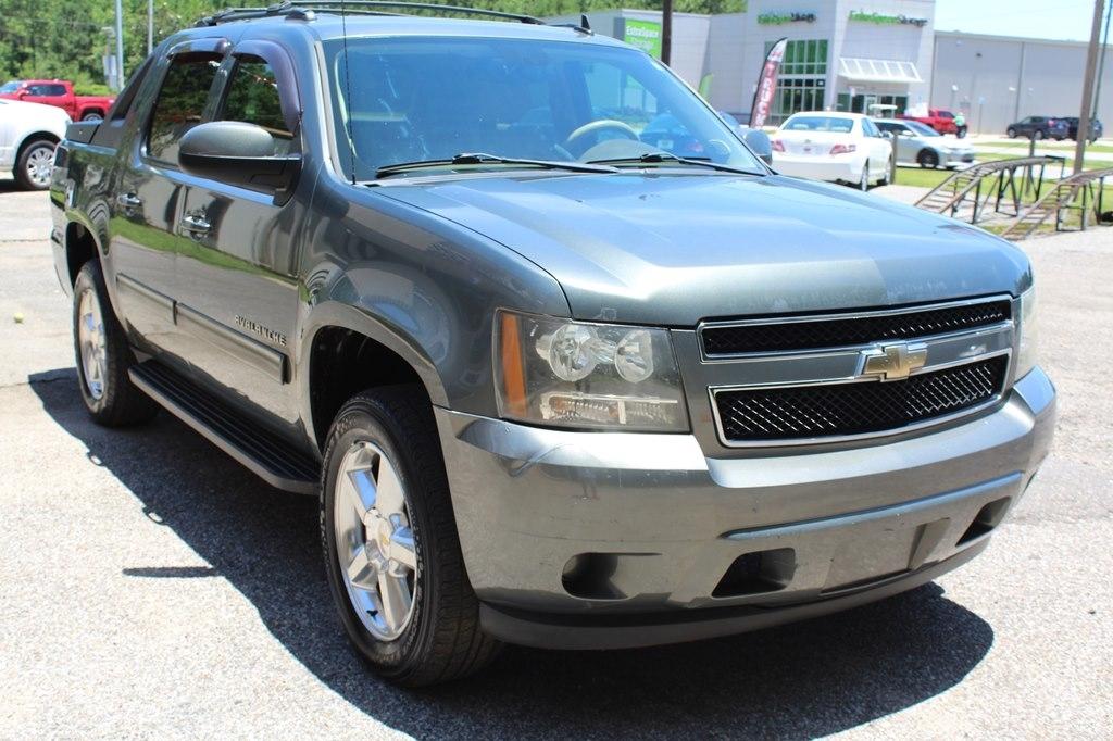 Chevrolet Avalanche 2WD Crew Cab LS 2011