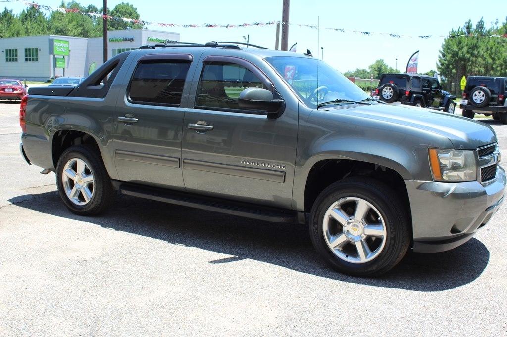 Chevrolet Avalanche 2WD Crew Cab LS 2011