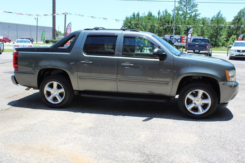 Chevrolet Avalanche 2WD Crew Cab LS 2011