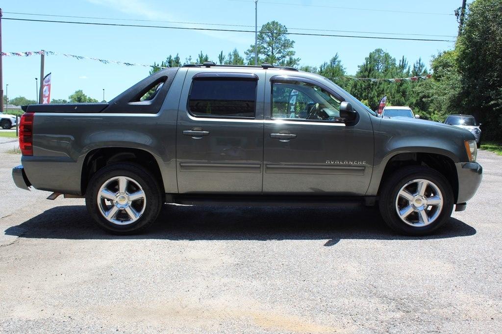 Chevrolet Avalanche 2WD Crew Cab LS 2011