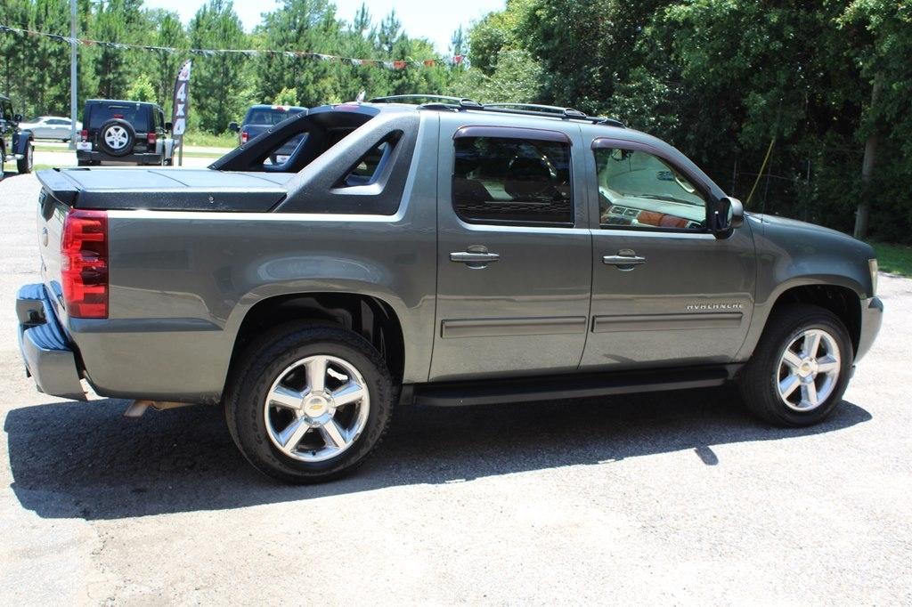 Chevrolet Avalanche 2WD Crew Cab LS 2011