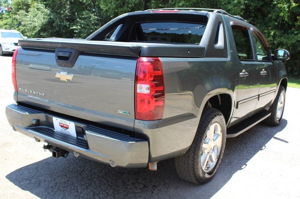 Chevrolet Avalanche 2WD Crew Cab LS 2011