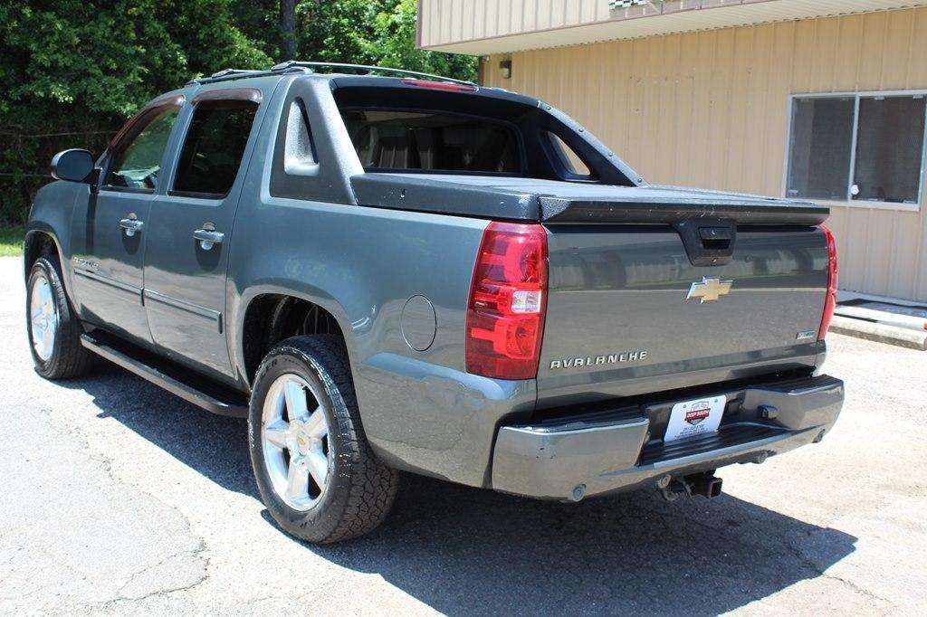 Chevrolet Avalanche 2WD Crew Cab LS 2011