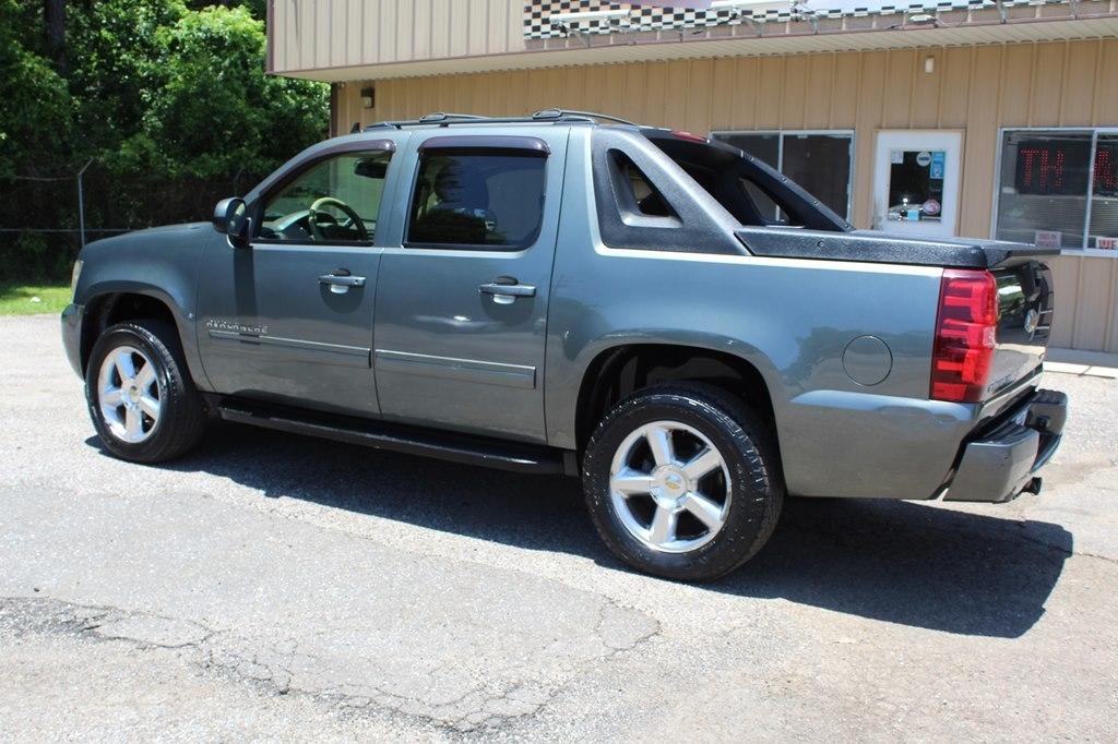 Chevrolet Avalanche 2WD Crew Cab LS 2011