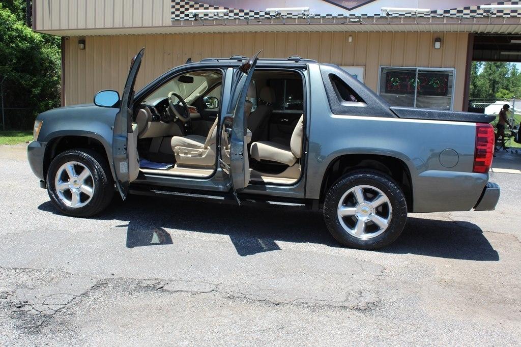 Chevrolet Avalanche 2WD Crew Cab LS 2011