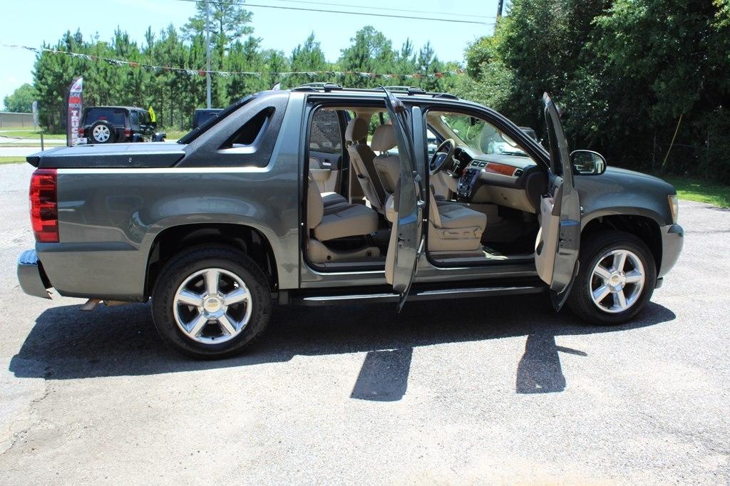 Chevrolet Avalanche 2WD Crew Cab LS 2011
