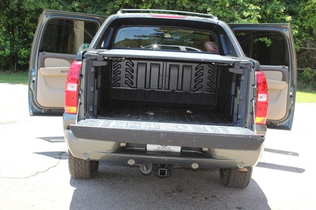 Chevrolet Avalanche 2WD Crew Cab LS 2011