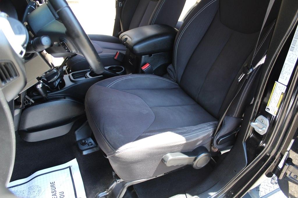 Jeep Wrangler Unlimited 4WD 4dr Sahara 2013