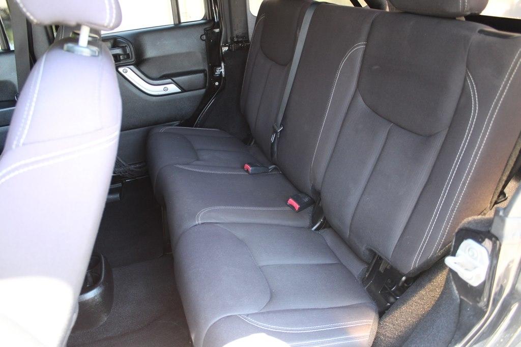 Jeep Wrangler Unlimited 4WD 4dr Sahara 2013