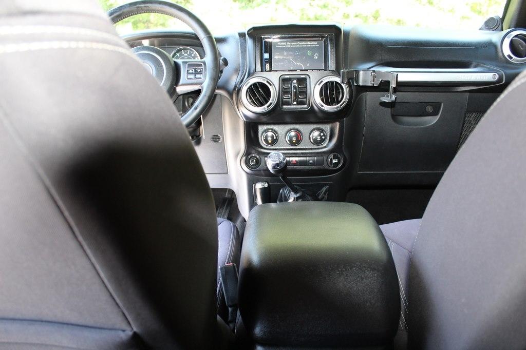 Jeep Wrangler Unlimited 4WD 4dr Sahara 2013