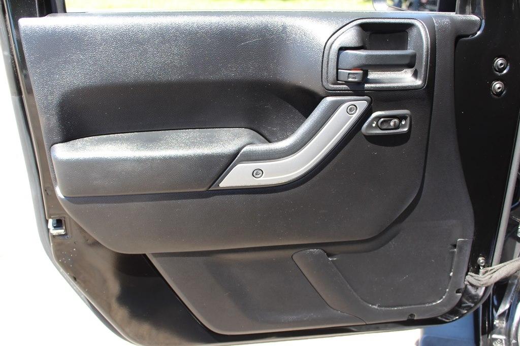 Jeep Wrangler Unlimited 4WD 4dr Sahara 2013