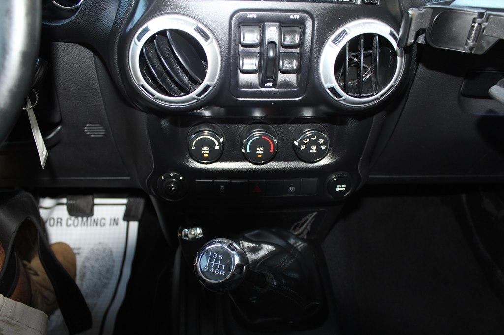 Jeep Wrangler Unlimited 4WD 4dr Sahara 2013