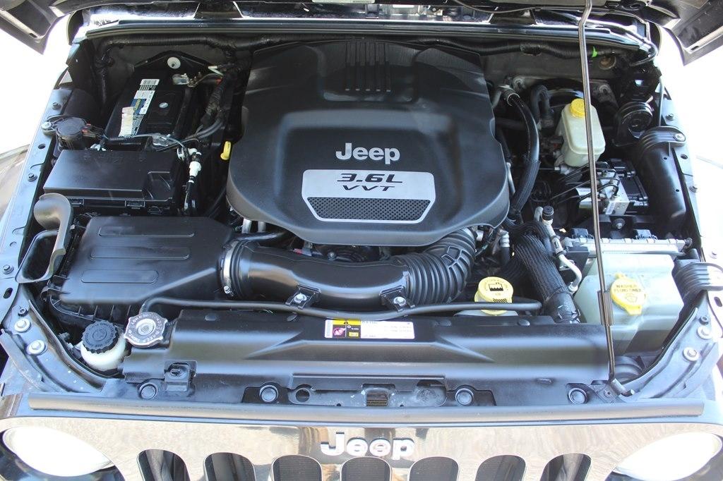 Jeep Wrangler Unlimited 4WD 4dr Sahara 2013