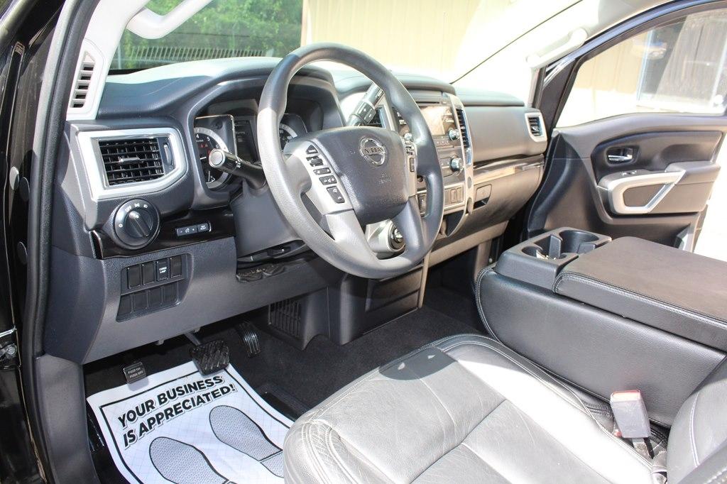 Nissan Titan 4x4 Crew Cab SV 2017