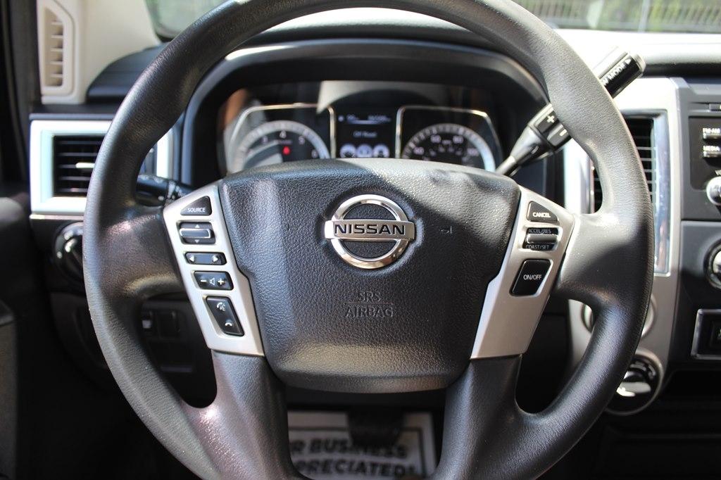 Nissan Titan 4x4 Crew Cab SV 2017