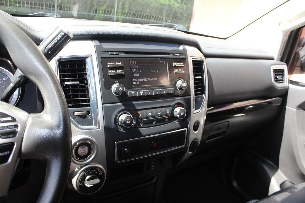 Nissan Titan 4x4 Crew Cab SV 2017