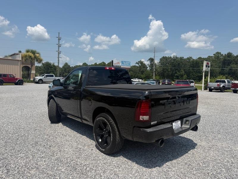 RAM 1500 Night 4x2 Regular Cab 6'4" Box 2017