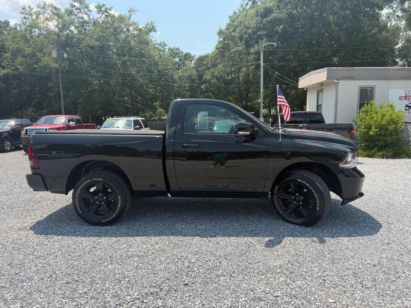 RAM 1500 Night 4x2 Regular Cab 6'4" Box 2017