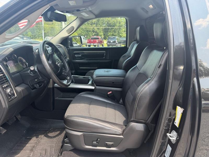 RAM 1500 Night 4x2 Regular Cab 6'4" Box 2017