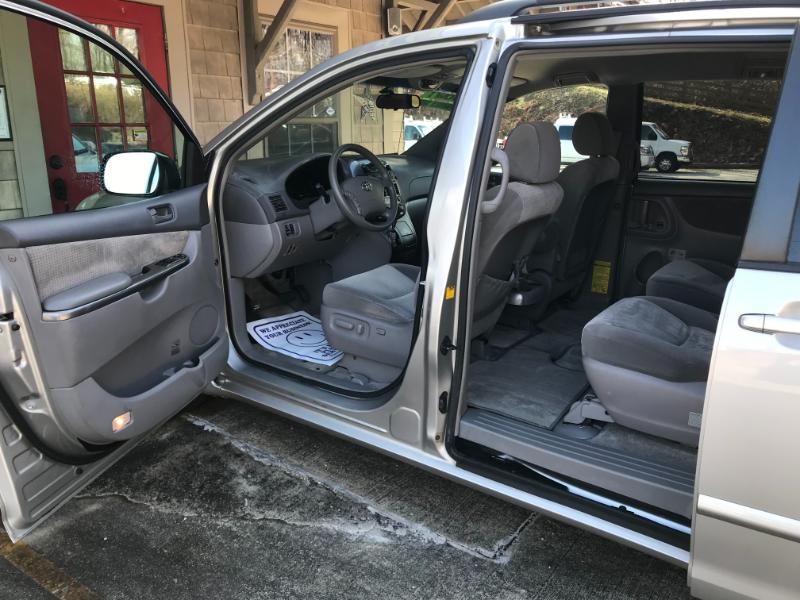 Toyota Sienna LE 2006