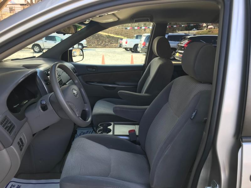 Toyota Sienna LE 2006