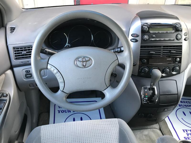 Toyota Sienna LE 2006