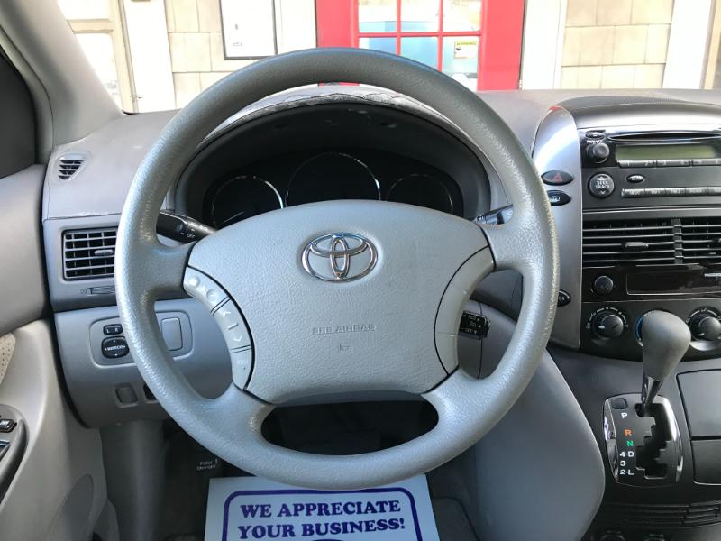Toyota Sienna LE 2006