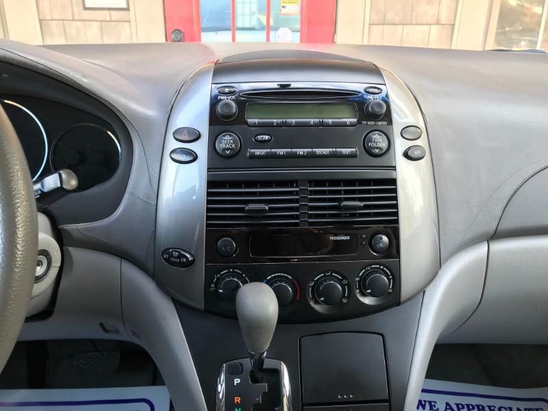 Toyota Sienna LE 2006
