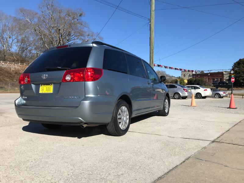 Toyota Sienna LE 2010