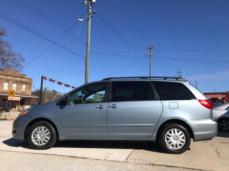 Toyota Sienna LE 2010