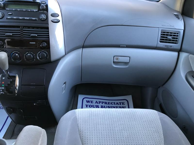 Toyota Sienna LE 2010