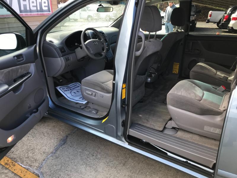 Toyota Sienna LE 2010