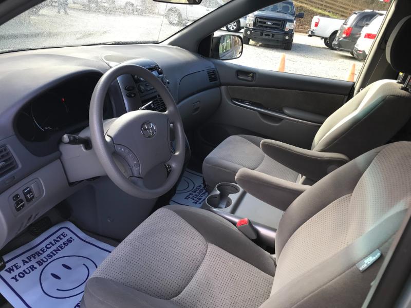 Toyota Sienna LE 2010