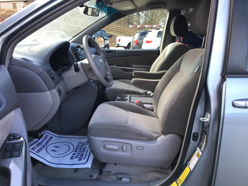 Toyota Sienna LE 2010