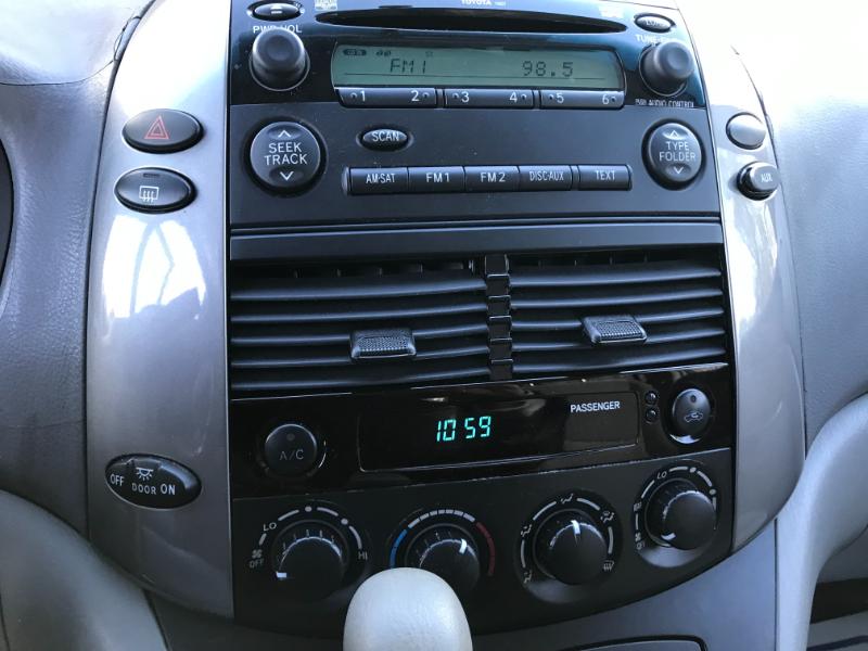 Toyota Sienna LE 2010