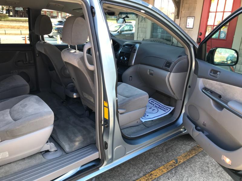 Toyota Sienna LE 2010