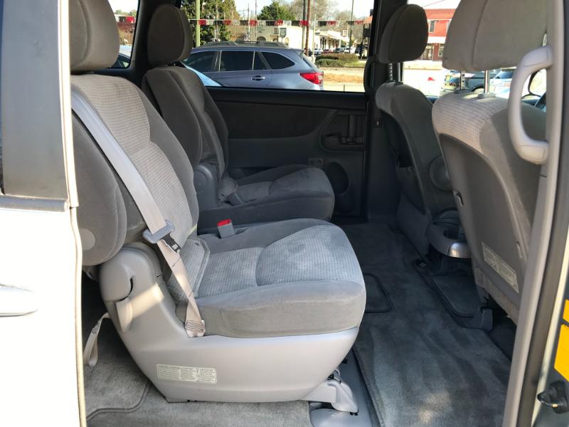 Toyota Sienna LE 2010