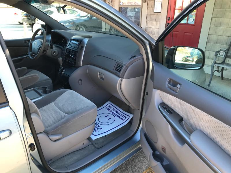 Toyota Sienna LE 2010