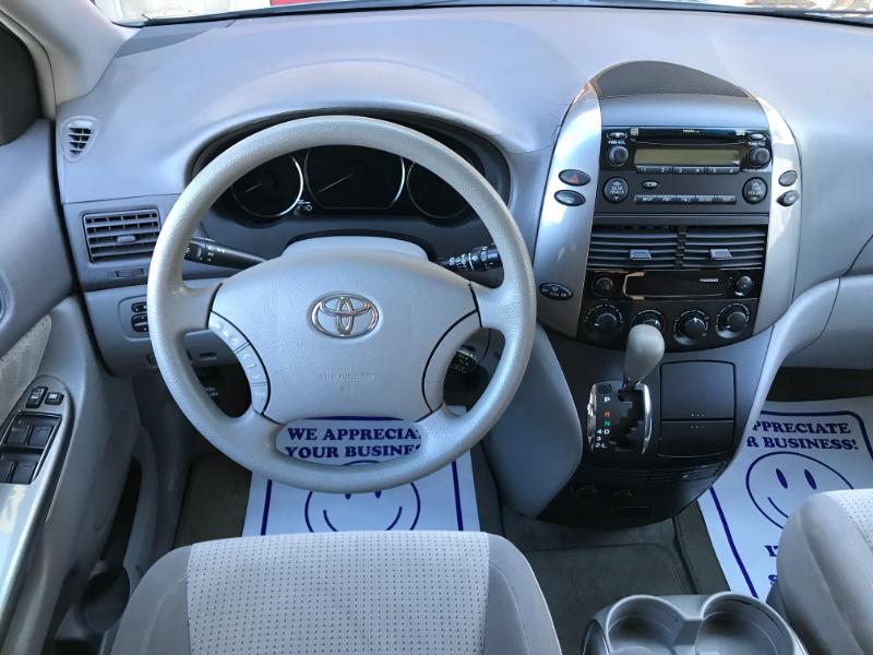 Toyota Sienna LE 2010