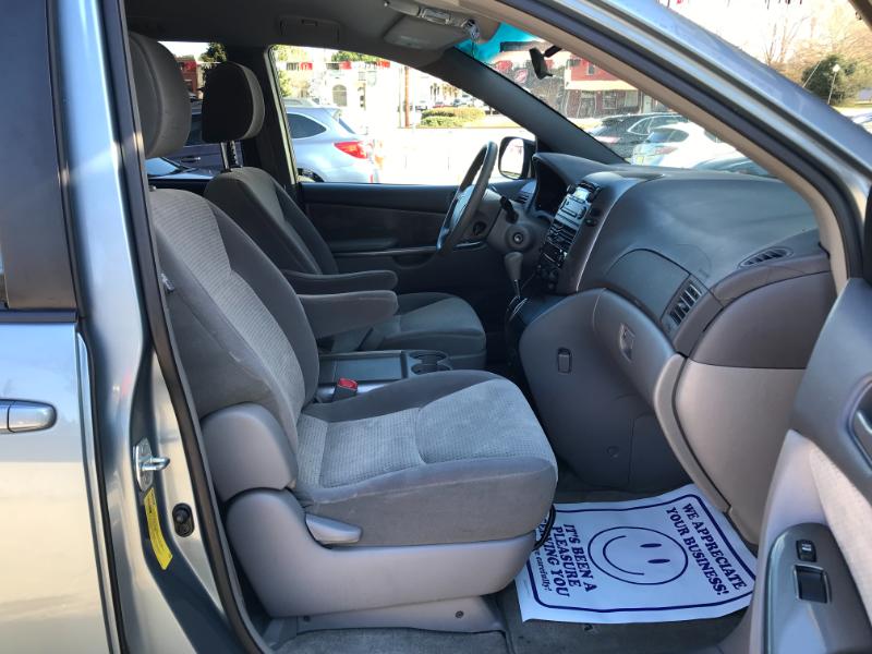 Toyota Sienna LE 2010