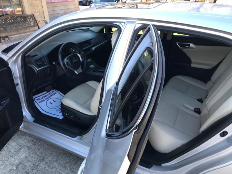 Lexus CT 200h Hybrid 2011