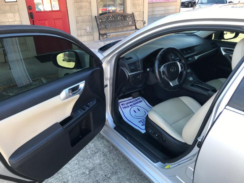 Lexus CT 200h Hybrid 2011