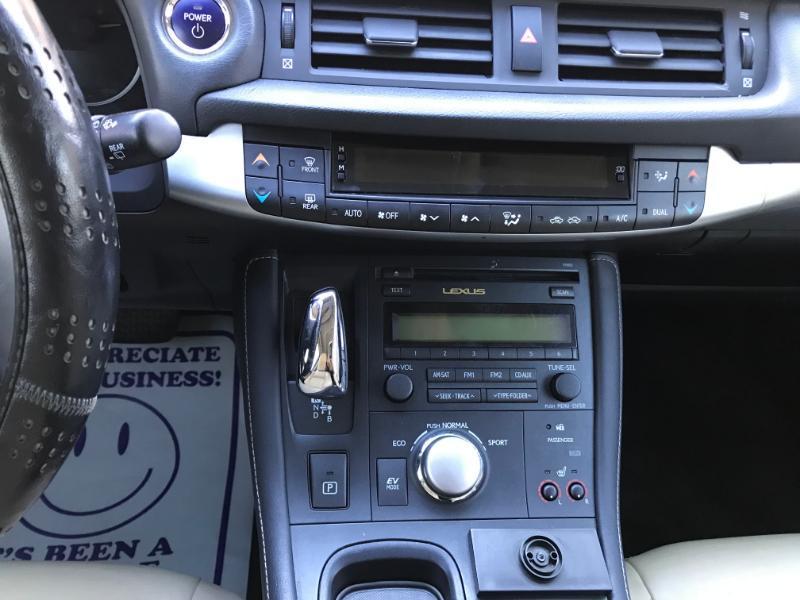 Lexus CT 200h Hybrid 2011