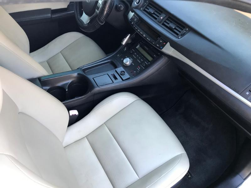 Lexus CT 200h Hybrid 2011