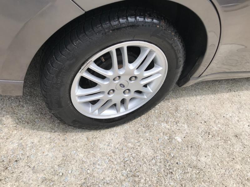 Ford Focus SE Sedan 2011