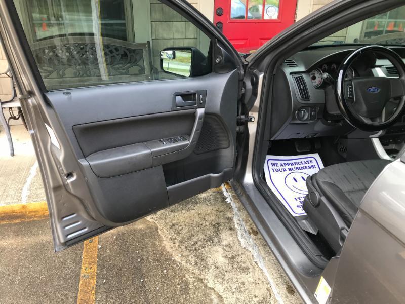 Ford Focus SE Sedan 2011