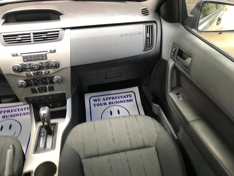 Ford Focus SE Sedan 2011