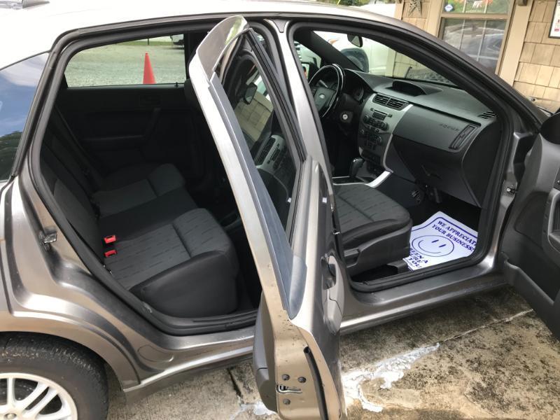 Ford Focus SE Sedan 2011