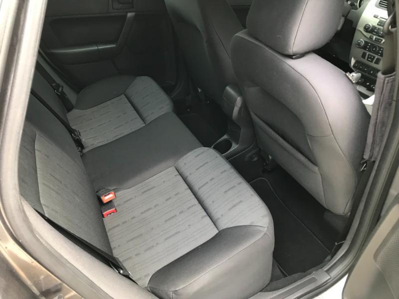 Ford Focus SE Sedan 2011
