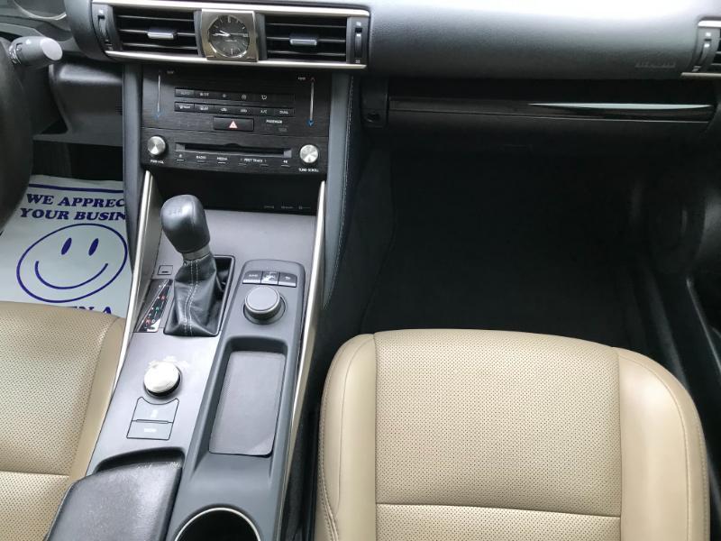 Lexus IS 300 RWD 2018